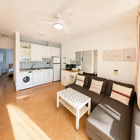 With Swimmingpool, Wifi And Free Parking In *