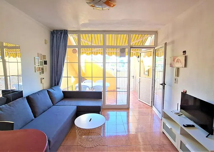 With Swimmingpool, Wifi And Free Parking In 公寓 *